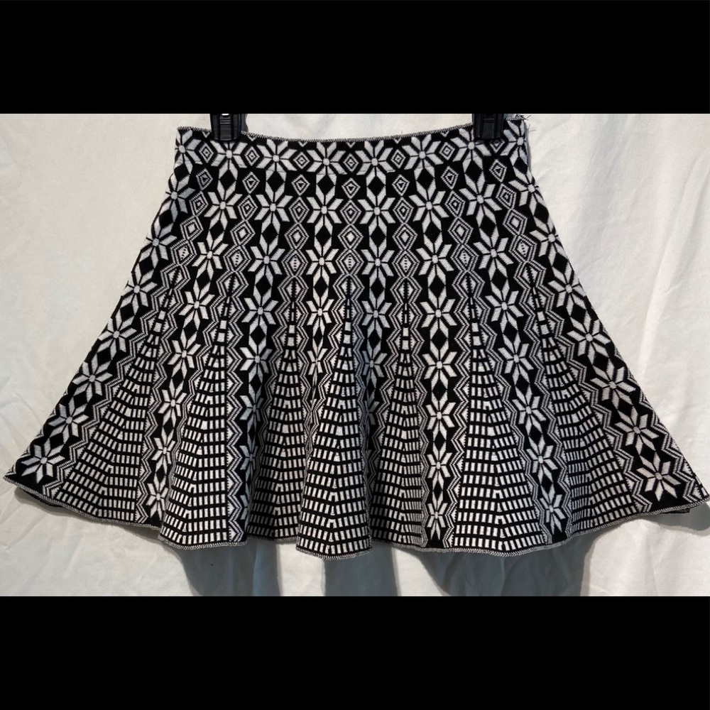 TCEC Snowfalke-Geometric Black & White Skirt L